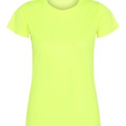 Lysegul T-shirt hænger stille mod en hvid baggrund.