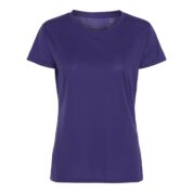 En simpel, lilla T-shirt står oprejst mod en hvid baggrund. Der er en rund hals og korte ærmer. Inden i halsen er der et "L" trykt.