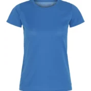En blå T-shirt vises uden tekst eller grafik, hænger jævnt og fladt mod en neutral hvid baggrund.