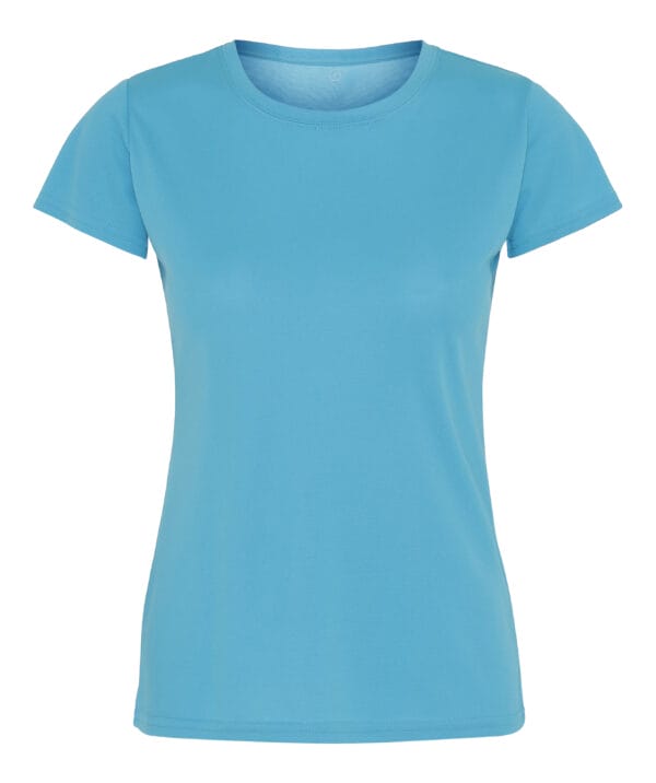 000250_Turquoise_40_front En lyseblå T-shirt hænger mod en neutral, hvid baggrund. T-shirten har korte ærmer og en rund halsudskæring. Ingen tekst eller mønstre er synlige.