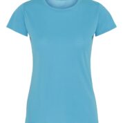 En lyseblå T-shirt hænger mod en neutral, hvid baggrund. T-shirten har korte ærmer og en rund halsudskæring. Ingen tekst eller mønstre er synlige.