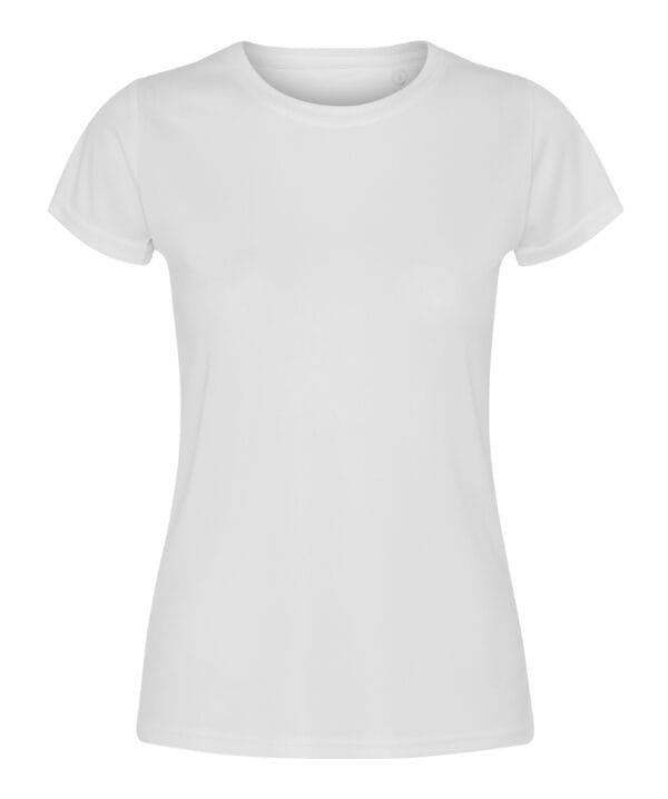 000250_White_01_front En hvid T-shirt hænger uden bevægelse, vist mod en ren, ensfarvet baggrund. Ingen tekst er til stede.