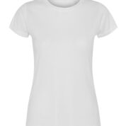 En hvid T-shirt hænger uden bevægelse, vist mod en ren, ensfarvet baggrund. Ingen tekst er til stede.