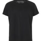 En sort t-shirt ligger fladt mod en ensfarvet, hvid baggrund. T-shirten har korte ærmer og en rund halsudskæring. Den er enkelt designet uden tekst eller grafik.