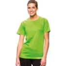 En person iført en lys grøn t-shirt står og smiler. Personen har opsat hår og bærer sorte leggings. Baggrunden er neutral og hvid.
