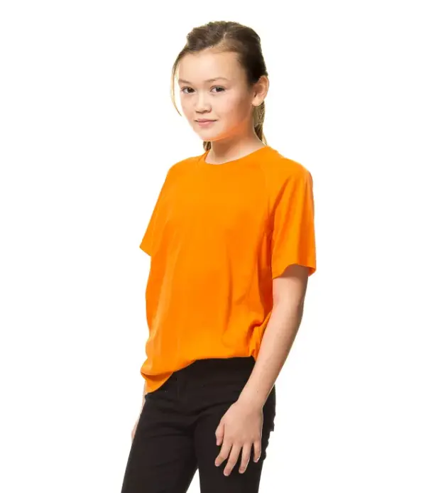 000350_Go_Sport_03c.jpg En person iført en orange T-shirt står og kigger fremad. De har sorte bukser på og befinder sig mod en hvid baggrund.