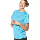 En person iført en lyseblå T-shirt smiler og holder hænderne let samlet foran sig. Personen står i et lyst, neutralt rum.