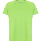 Grøn T-shirt hænger stille, uden mønster eller tekst, mod en hvid baggrund.