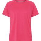 Pink t-shirt hænger stille mod en hvid baggrund, uden tekst eller mønster, der fremhæver dens enkelhed og klare farve.