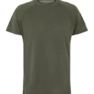 T-shirt i olivengrøn farve, liggende fladt uden tekst eller grafik, med korte ærmer og rund halsudskæring. Baggrunden er ensfarvet og lys.