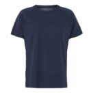 En mørkeblå, kortærmet t-shirt hænger mod en hvid baggrund uden andre objekter eller detaljer synlige omkring den.
