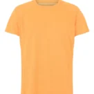 T-shirt; i en lys orange farve. I baggrunden er der en ensfarvet, hvid baggrund.