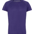 En lilla T-shirt hænger stille, omkranset af en neutral, hvid baggrund. Ingen tekst er synlig.