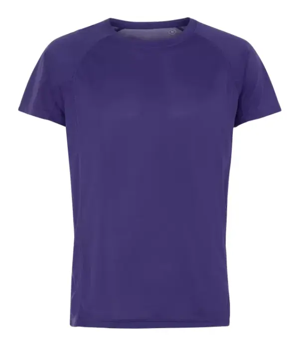 000350_Purple_71_front.jpg En lilla T-shirt hænger stille, omkranset af en neutral, hvid baggrund. Ingen tekst er synlig.