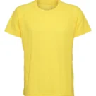 Gul T-shirt hænger frit uden baggrund, med korte ærmer og rund halsudskæring, syningsdetaljer langs kanterne.
