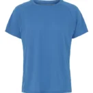 En blå T-shirt ligger fladt på en hvid baggrund uden synlige tryk eller mønstre, enkelt præsenteret og centralt i billedet.