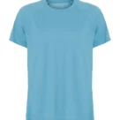 En lyseblå T-shirt ligger fladt mod en hvid baggrund, ingen tekst eller mønster, og har korte ærmer og rund hals.