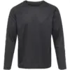 Sort langærmet T-shirt hænger uden dekoration i et neutralt, hvidt rum.