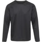 Sort langærmet T-shirt hænger uden dekoration i et neutralt, hvidt rum.