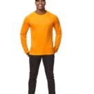 Mand iført en orange langærmet trøje, sorte bukser og sort kasket smiler, stående i en minimalistisk, hvid baggrund.