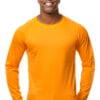 Mand smilende iført en sort kasket og orange langærmet trøje, står imod en hvid baggrund.
