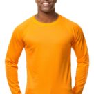 Mand smilende iført en sort kasket og orange langærmet trøje, står imod en hvid baggrund.