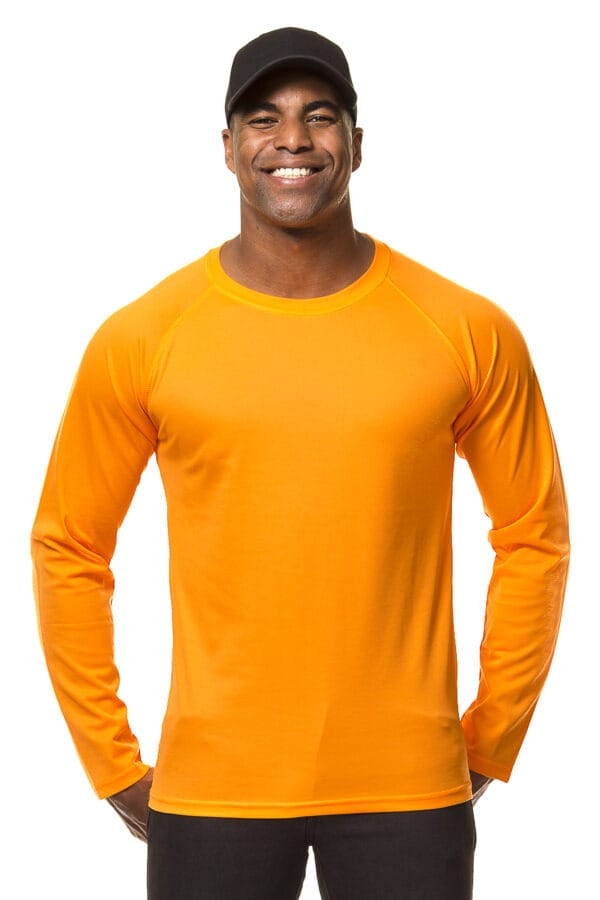 000450_Go_Sport_LS_01c Mand smilende iført en sort kasket og orange langærmet trøje, står imod en hvid baggrund.