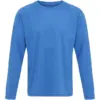 En lyseblå langærmet T-shirt, hænger mod en neutral hvid baggrund, uden synlige mønstre eller teksturer, i en minimalistisk og ren stil.
