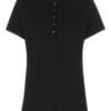 Sort poloshirt med korte ærmer og en knaplukning med fire knapper foran. Skjorten er vist på en hvid baggrund, hvilket fremhæver dens enkle og klassiske design.