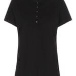 Sort polo-shirt med korte ærmer og fire knapper foran, hænger uformelt i en neutral baggrund.