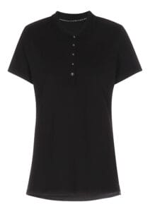Sort polo-shirt med korte ærmer og fire knapper foran, hænger uformelt i en neutral baggrund.