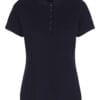 Mørkeblå poloshirt med korte ærmer hænger ubevægede; knaplukning foran; neutral hvid baggrund.