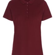Bordeaux kortærmet polo med knaplukning, præsenteret mod en hvid baggrund, viser en klassisk og enkel stil uden yderligere udsmykninger eller tekst.