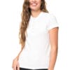 En kvinde med langt bølget hår smiler, iført en hvid t-shirt med korte ærmer og sorte bukser, mod en hvid baggrund.