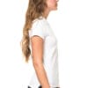 Kvinde iført en hvid T-shirt og sorte bukser står i profil mod en hvid baggrund, med langt bølget hår hængende ned over ryggen og ser fremad.