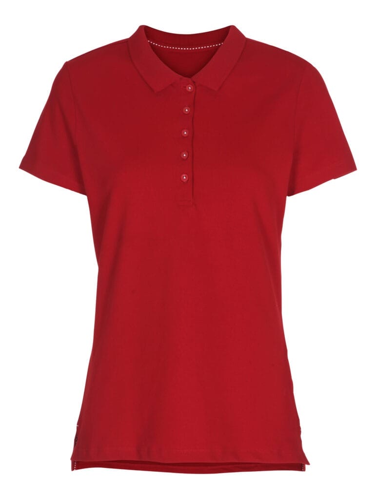 Rød t-shirt med korte ærmer og fem knapper ved halsudskæringen, præsenteret på hvid baggrund.