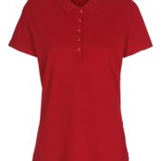 Rød t-shirt med korte ærmer og fem knapper ved halsudskæringen, præsenteret på hvid baggrund.