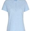 Lyseblå T-shirt hænger fladt. Kortærmet med tre knapper ved halsudskæringen. Baggrund er hvid uden synlige mønstre eller genstande.