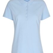 Lyseblå T-shirt hænger fladt. Kortærmet med tre knapper ved halsudskæringen. Baggrund er hvid uden synlige mønstre eller genstande.