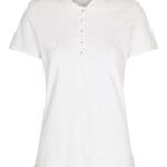 En hvid T-shirt hænger frit uden baggrund. Den har korte ærmer, en rund halsudskæring og en række knapper ned foran, uden synlige detaljer eller mønstre.