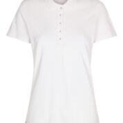 En hvid T-shirt hænger frit uden baggrund. Den har korte ærmer, en rund halsudskæring og en række knapper ned foran, uden synlige detaljer eller mønstre.