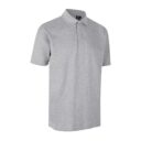 Grå polo-shirt hænger frit med korte ærmer, krave og skjult knaplukning, mod en ensfarvet baggrund. Ingen tekst er synlig.