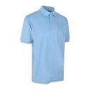 Lyseblå poloshirt hænger på en usynlig bøjle i et neutralt, hvidt rum.