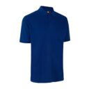 En mørkeblå poloshirt hænger mod en hvid baggrund. Den har korte ærmer, en klassisk krave og tre knapper foran.