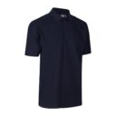 En mørkeblå polo-shirt med korte ærmer og krave hænger frit. Baggrunden er hvid og enkel.