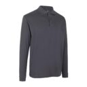 En sort langærmet poloshirt står opret med krave foldet, placeret på en hvid baggrund. Der står “ID” på den indvendige nakkekant.