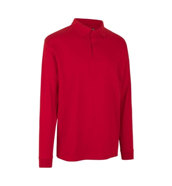 0336_330_pack_1 En rød langærmet poloshirt med krave og knapstolpe, placeret mod en hvid baggrund.
