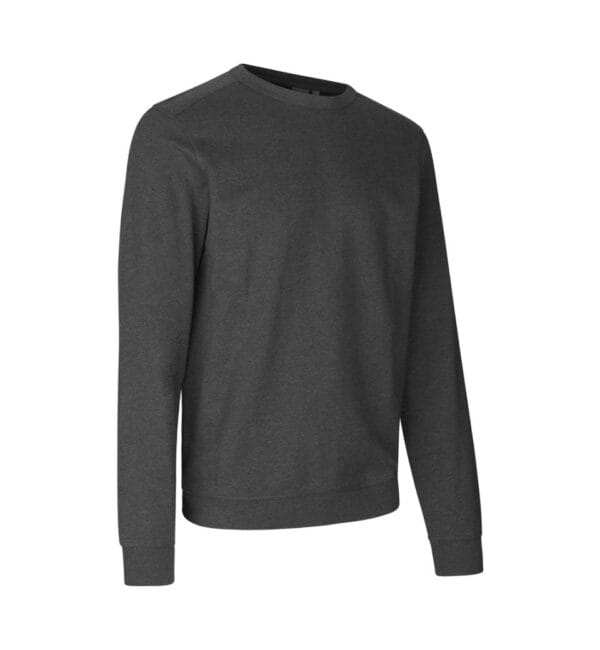 0615_205_pack_1 En mørkegrå sweatshirt med lange ærmer er placeret mod en hvid baggrund. Trøjen har en rund hals og ribkanter ved ærmer og bund.