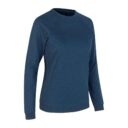 En blå langærmet sweatshirt står inaktivt på en hvid baggrund, uden synlige logoer eller mærker, med ribkanter ved ærmerne og nederst.