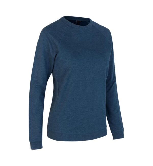 0616_716_pack_1 En blå langærmet sweatshirt står inaktivt på en hvid baggrund, uden synlige logoer eller mærker, med ribkanter ved ærmerne og nederst.